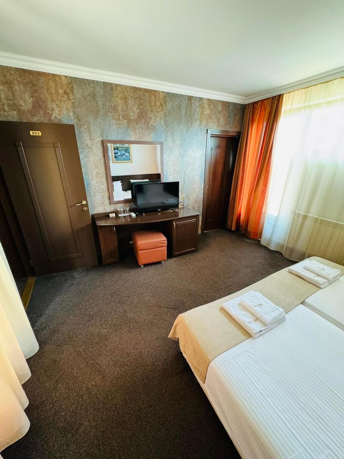 Hotel-Restaurant Almond Карлово Екстер'єр фото