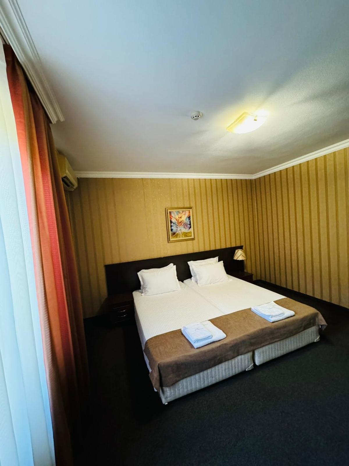 Hotel-Restaurant Almond Карлово Екстер'єр фото