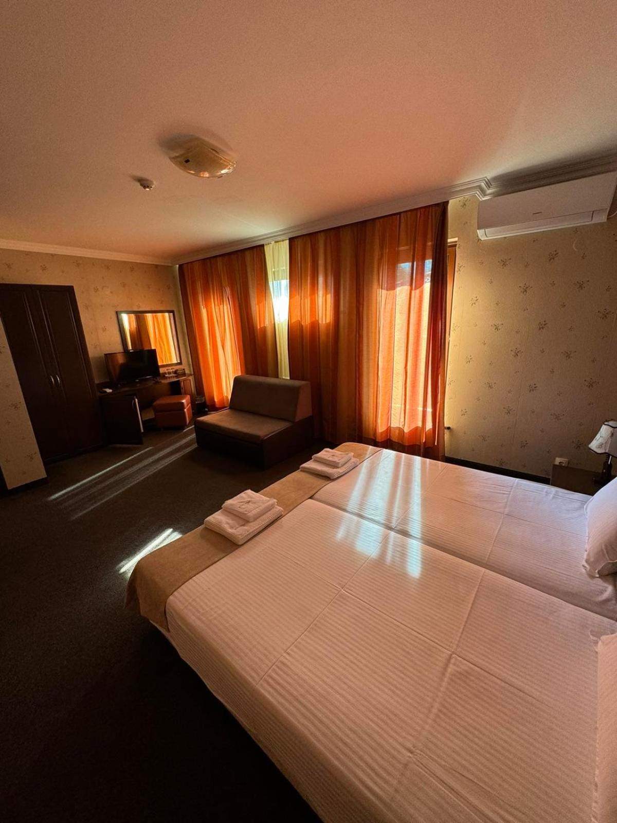 Hotel-Restaurant Almond Карлово Екстер'єр фото